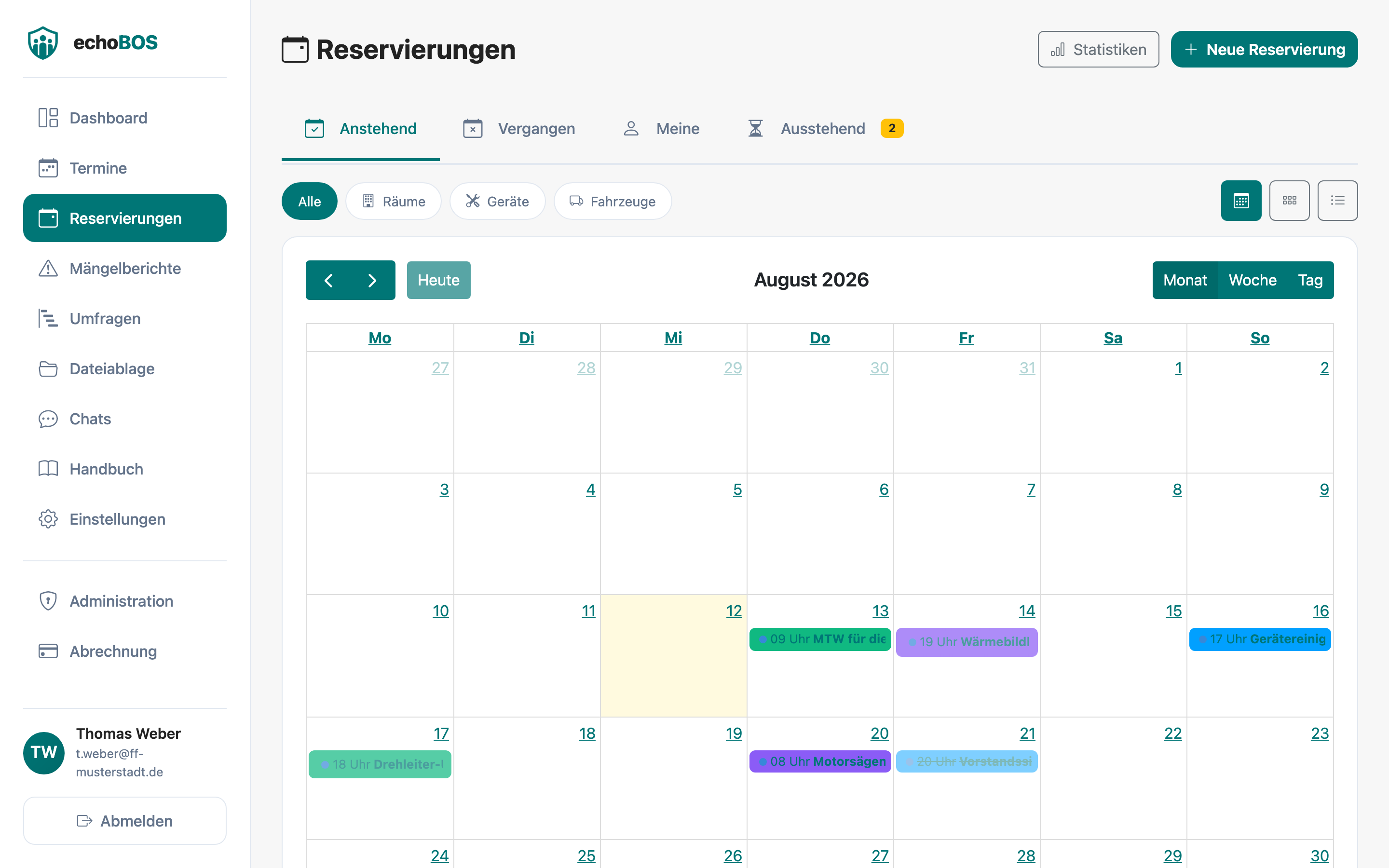 Reservierungskalender in Monatsansicht mit farbigen Buchungen